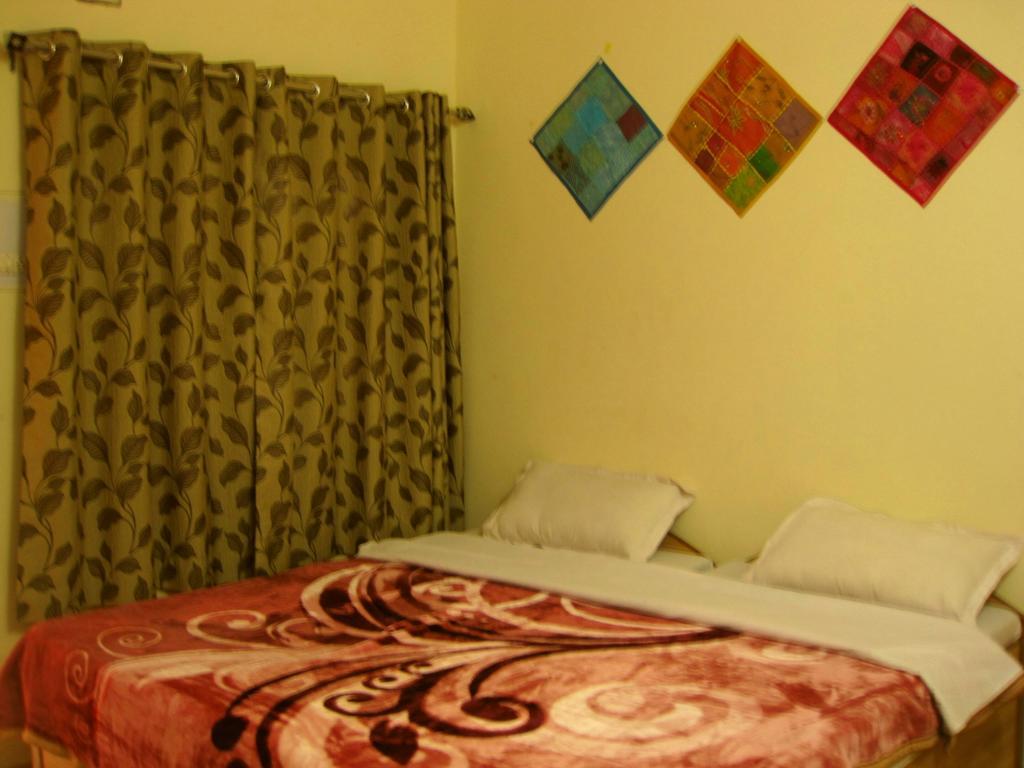 Bona Cafe Restaurant & Sala Guest House バラナシ 部屋 写真